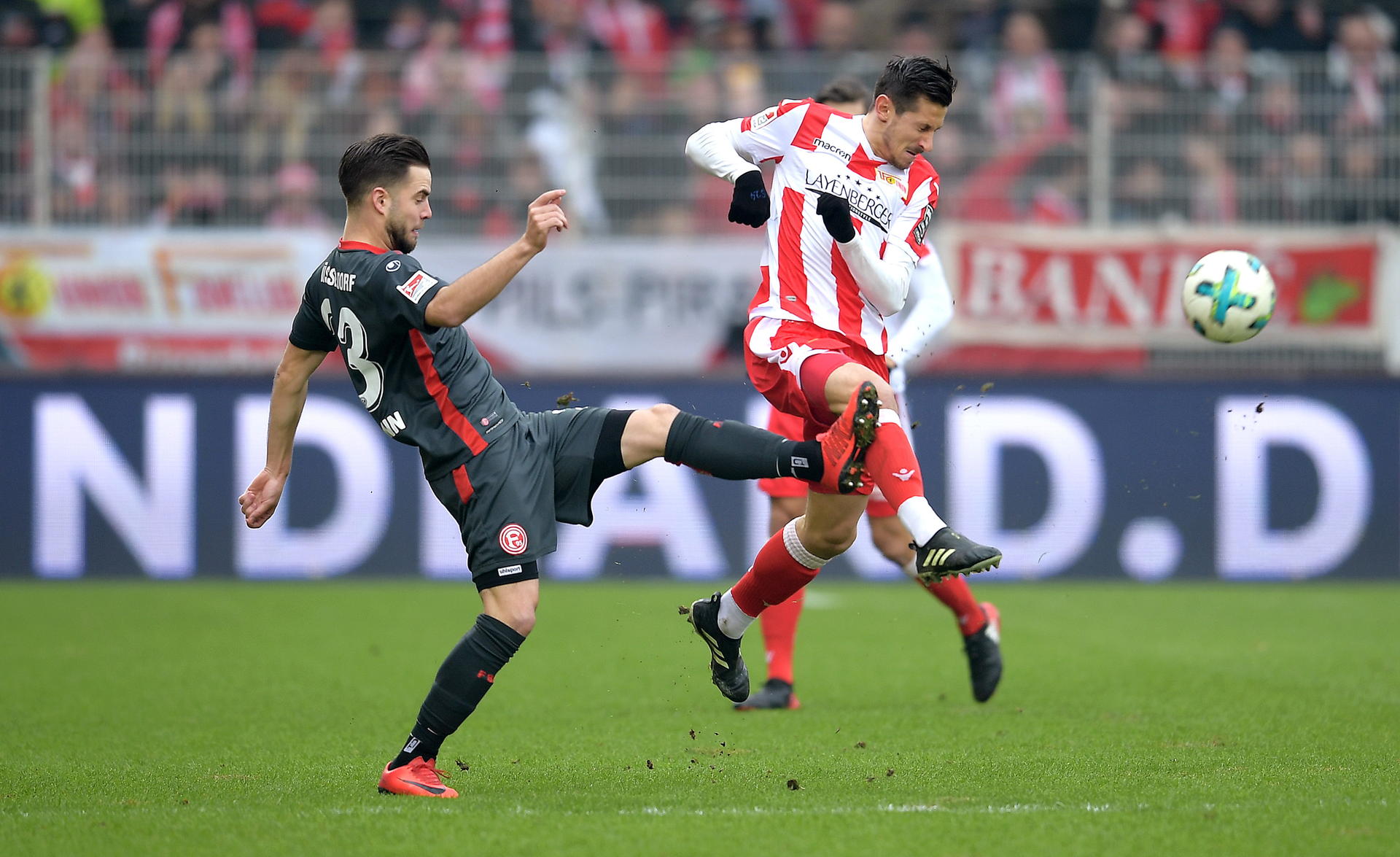 Unioner Steven Skrzybski im Duell gegen Niko Giesselmann von Fortuna Düsseldorf. Für die ausgestreckte Beinattacke erhält Giesselmann die Gelbe Karte. 