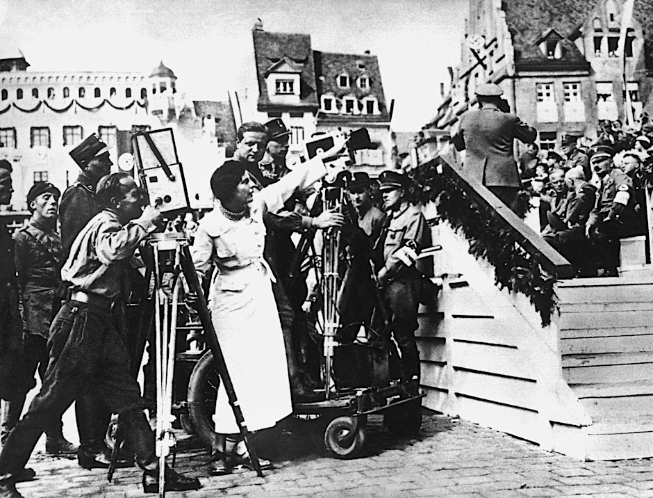 Riefenstahl gibt Anweisungen: Aus handwerklicher Sicht war Riefenstahl eine der bedeutendsten Regisseurinnen.