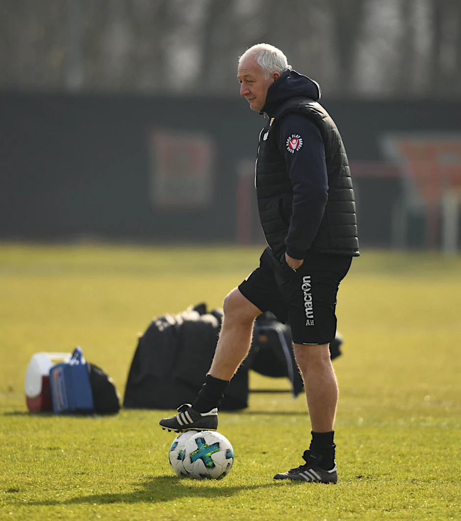 Union-Coach André Hofschneider schaut im Training entspannt zu.