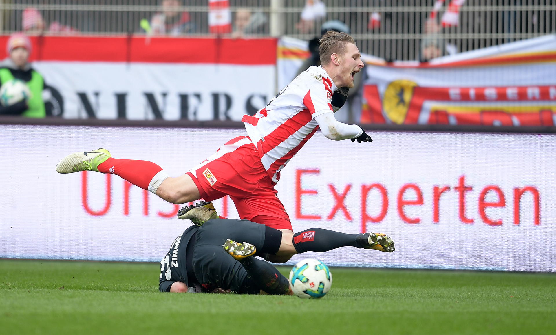 Sebastian Polter vom 1. FC Union Berlin zeigt gegen Jean Zimmer von Fortuna Düsseldorf vollen Einsatz.