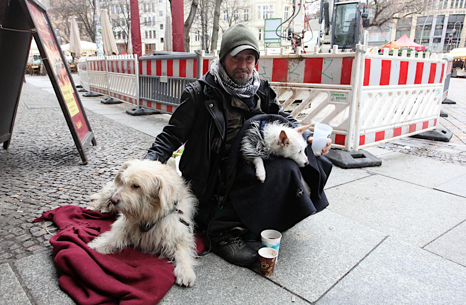 Antoine mit seinen beiden Hunden am Hackeschen Markt. 