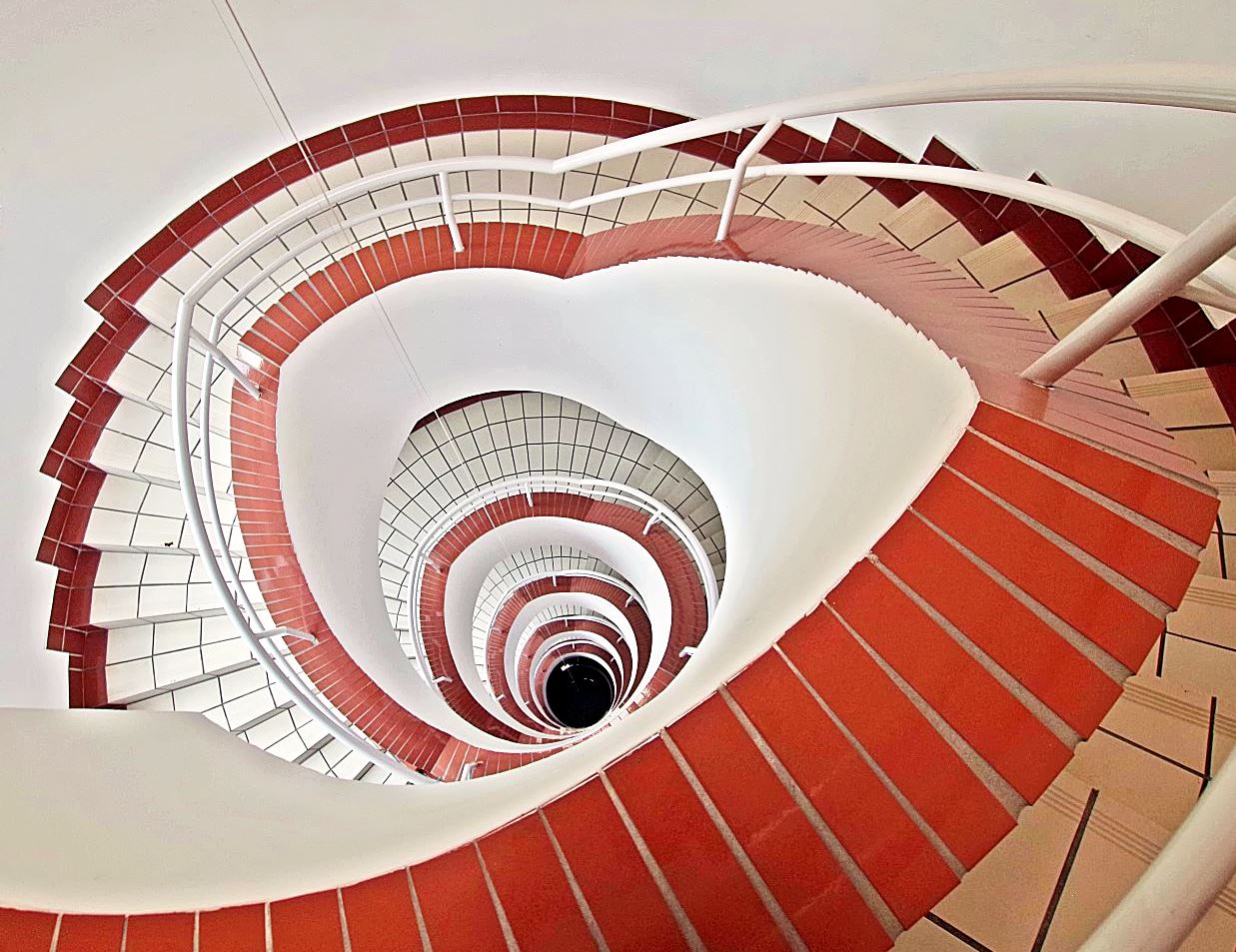 Herzförmiges Treppenhaus in der UdK Berlin.