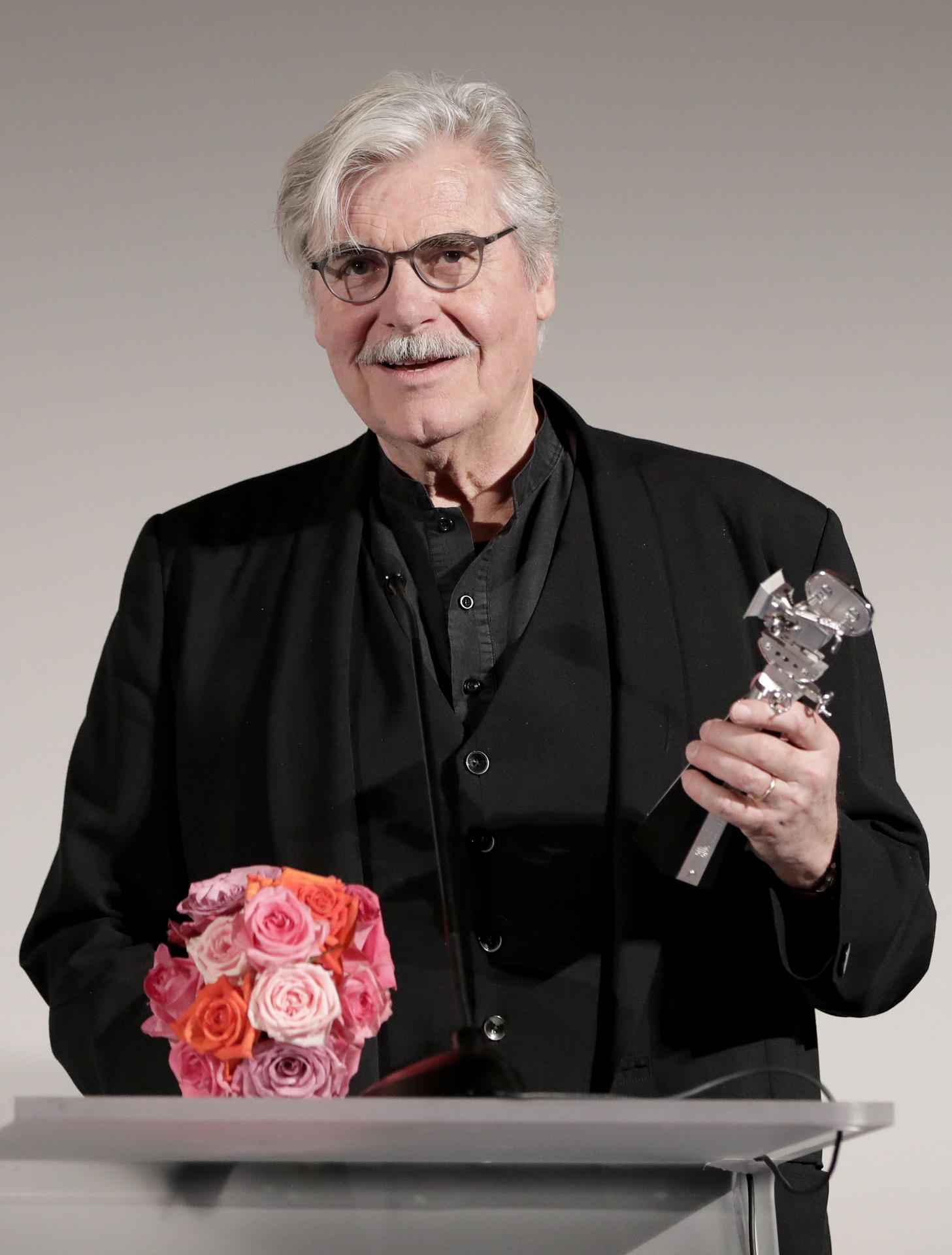 Peter Simonischek mit Berlinale-Kamera für Jiri Menzel. 