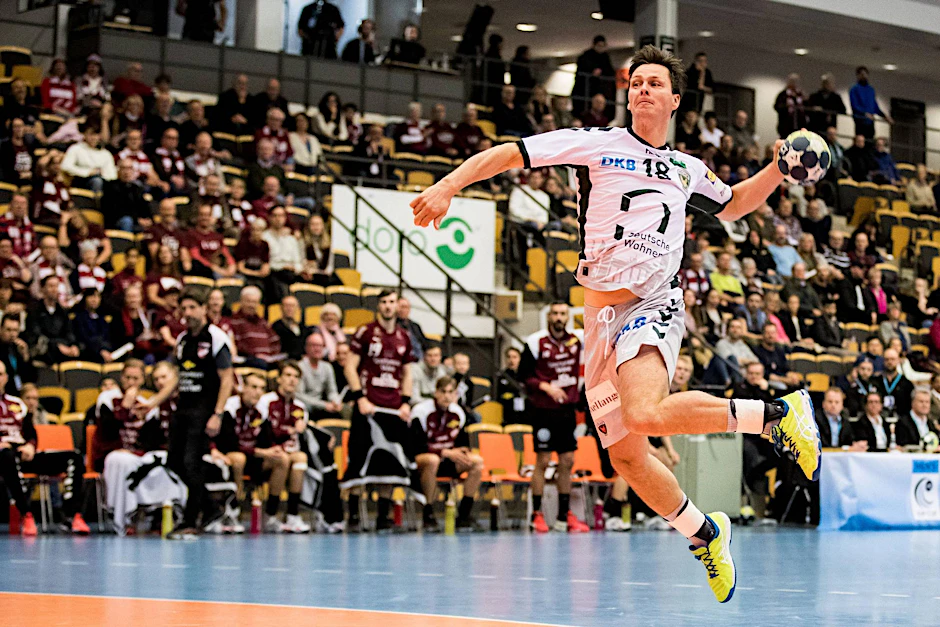 Füchse-Spieler Hans Lindberg hebt ab.