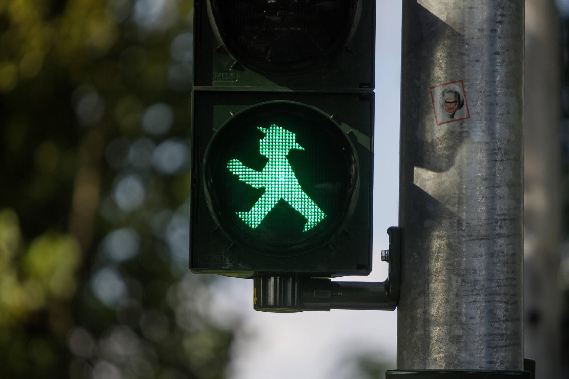Das Ost-Ampelmännchen wurde 1961 von Karl Peglau entwickelt. Es gilt als ausdrucksstark und sympathisch. Inzwischen gibt es auch Ampelfrauen. Seit 2005 wird das Ampelmännchen auch im Westen Berlins und in anderen bundesdeutschen Städten eingesetzt.