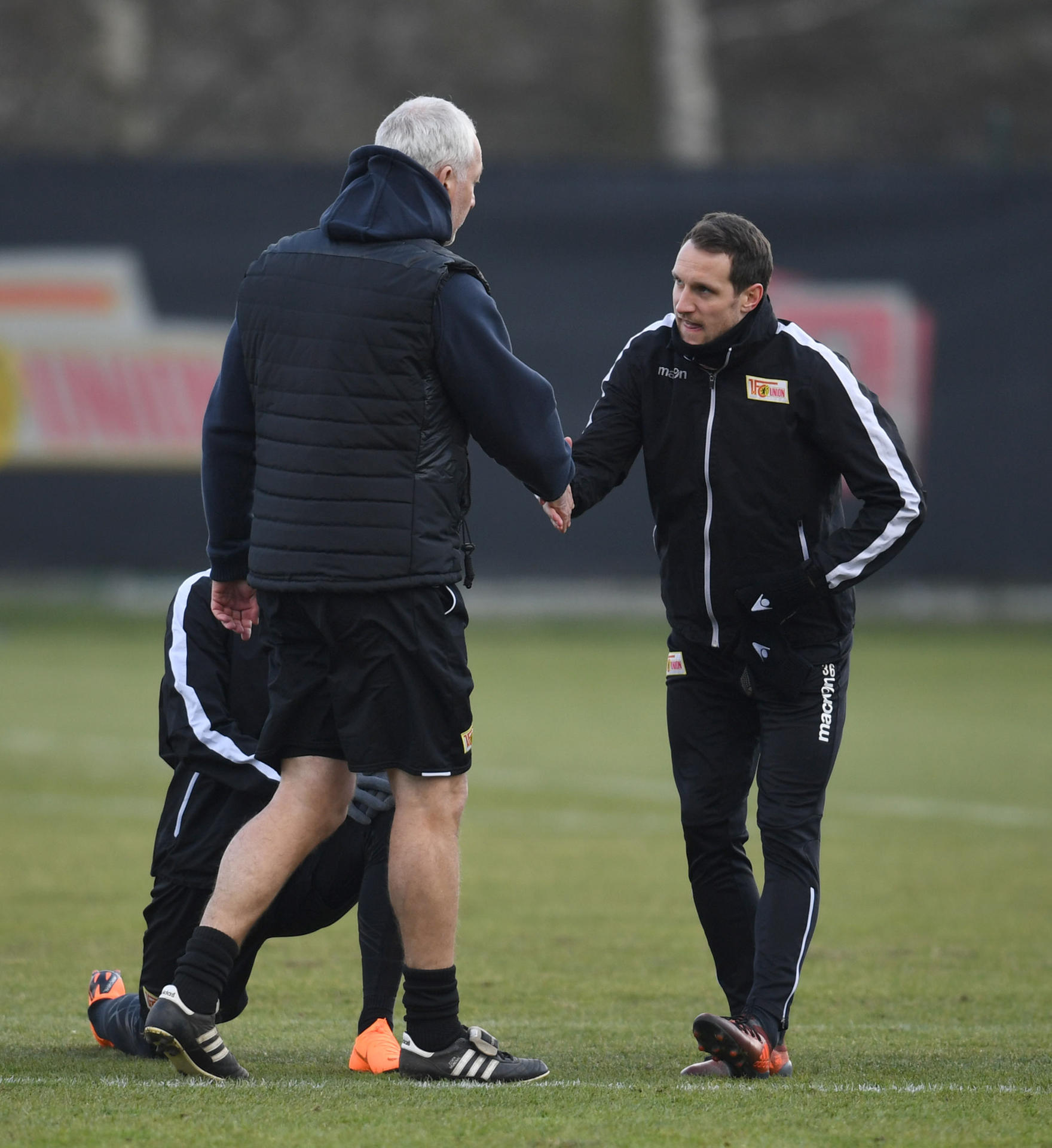 Der Fürst und sein König? Fast sieht es so aus, als ob Stephan Fürstner (r.) artig  vor Trainer André Hofschneider einen Knicks macht.