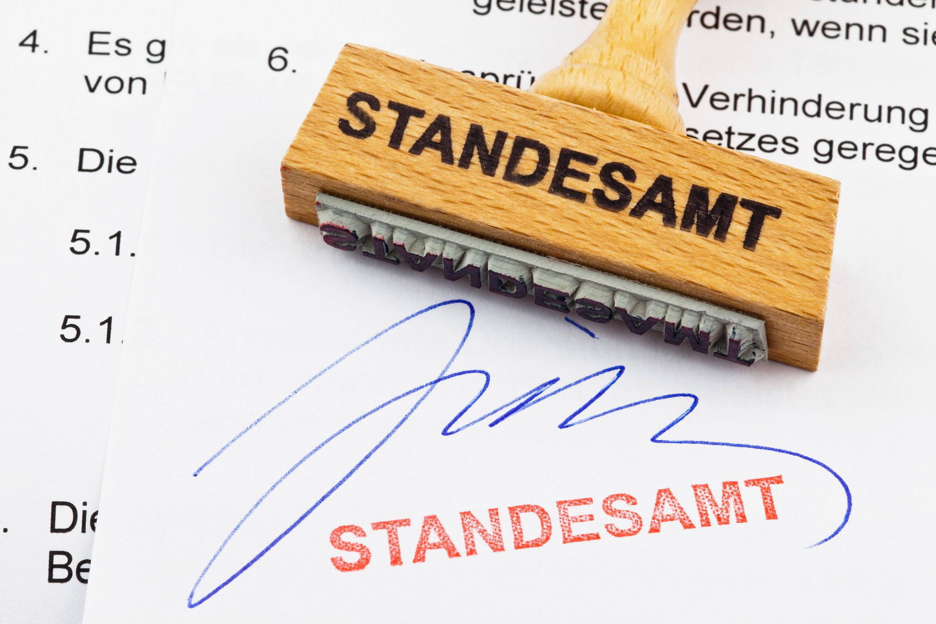 Manche Standesämter stempeln schnell, anderen fehlt der Stempler. 