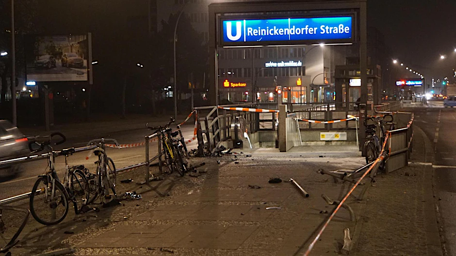 Trümmer vor dem Eingang am U-Bahnhof Reinickendorfer Straße