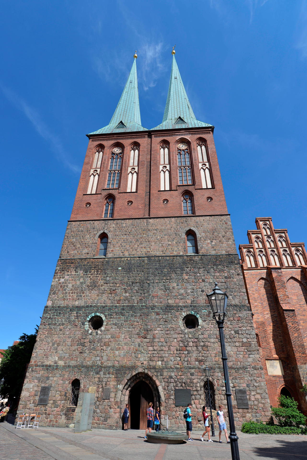 Die Nikolaikirche wurde im Jahr 1938 entwidmet, 1944 im Krieg beschädigt und in den 80er-Jahren wieder aufgebaut.