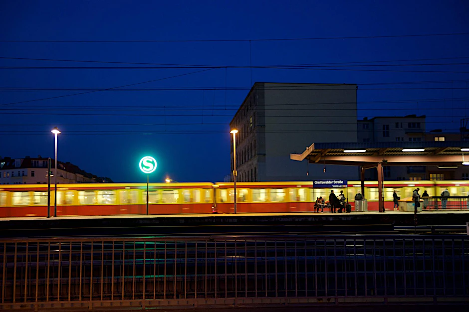 S-Bahnhof Greifswalder Straße: Der öffentliche Personennahverkehr ist für viele berliner erste Wahl, um mobil zu sein.