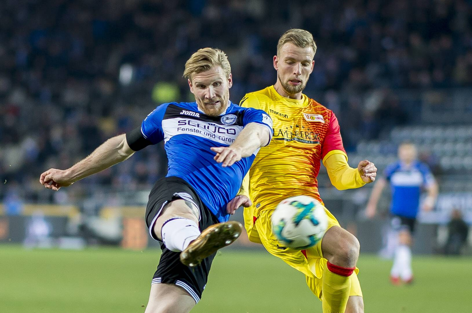Augen zu und durch: Unions Neuer Marvin Friedrich (r.) gegen Andreas Voglsammer.
