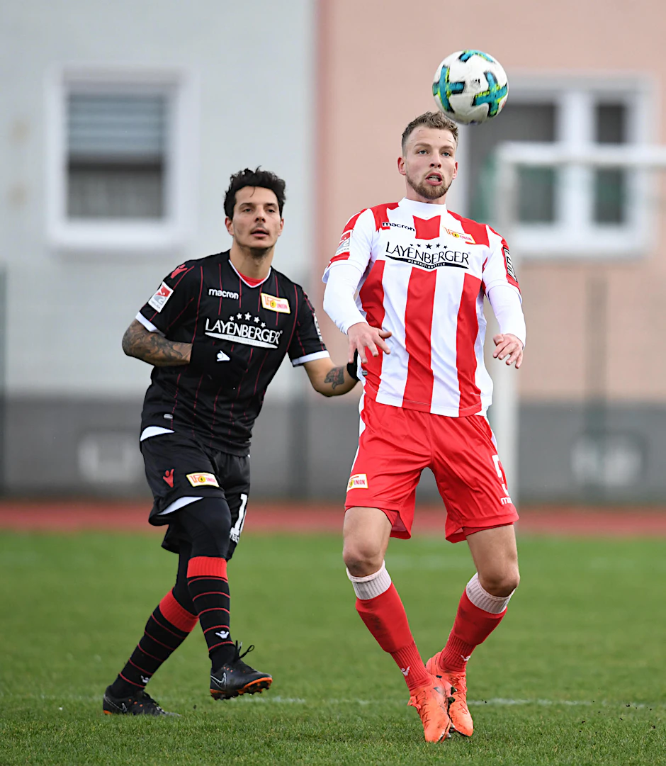 Hoch das Köpfchen! Marvin Friedrich am Ball vor Philipp Hosiner.