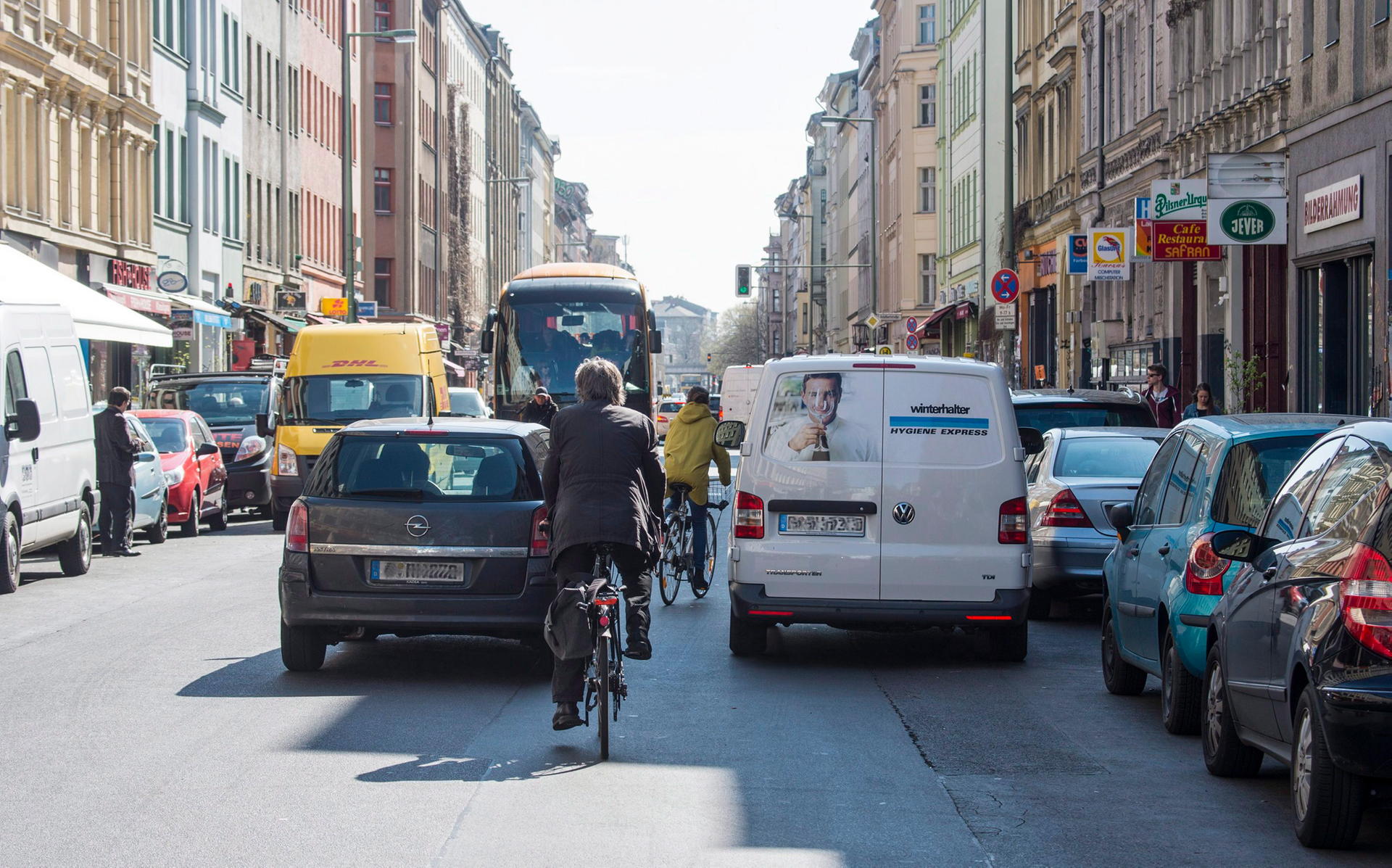 Auf der Oranienstraße sorgen oft mehrere Lieferwagen für Stau.