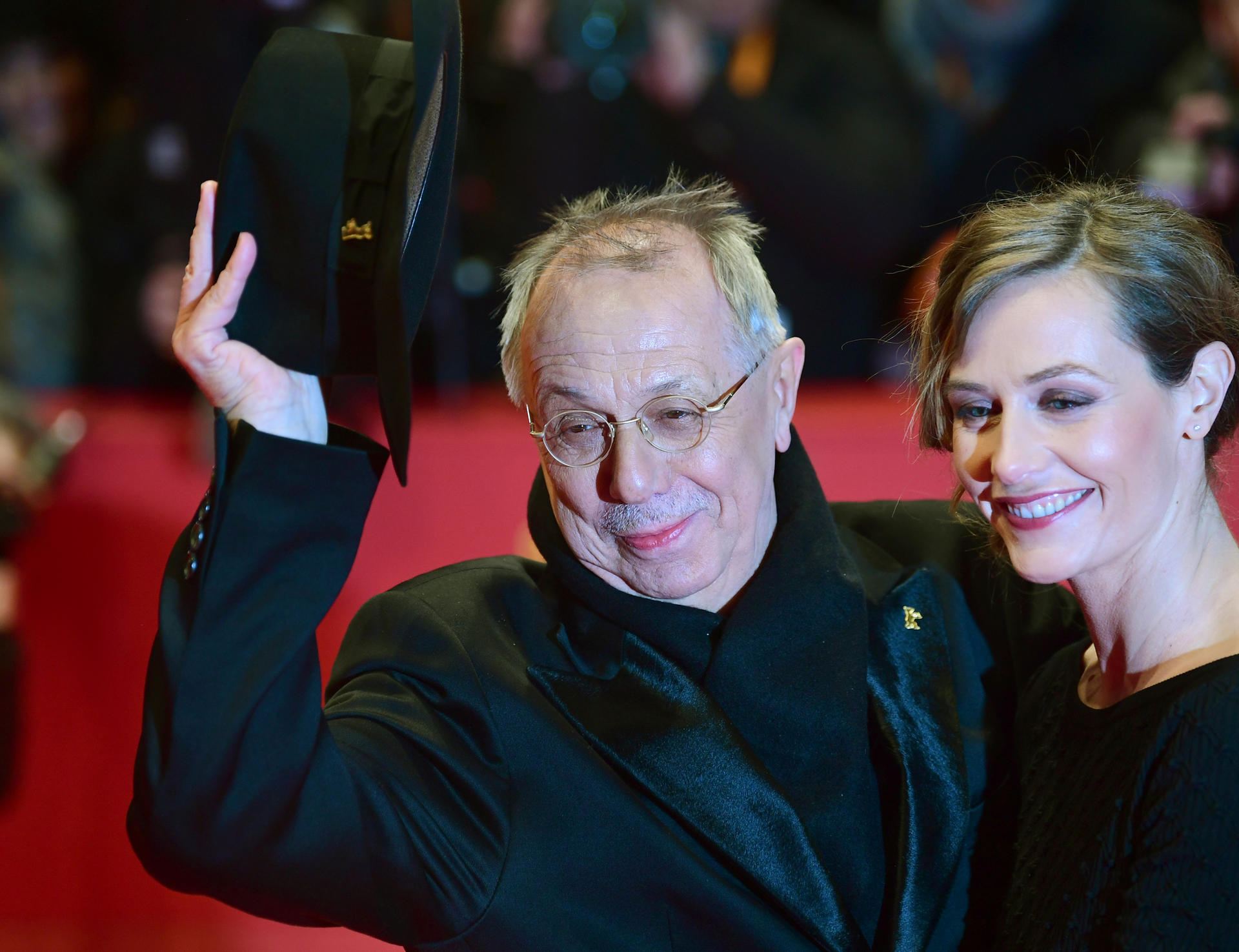 Festivalleiter Dieter Kosslick begrüsst Jury-Mitglied Cécile de France. 