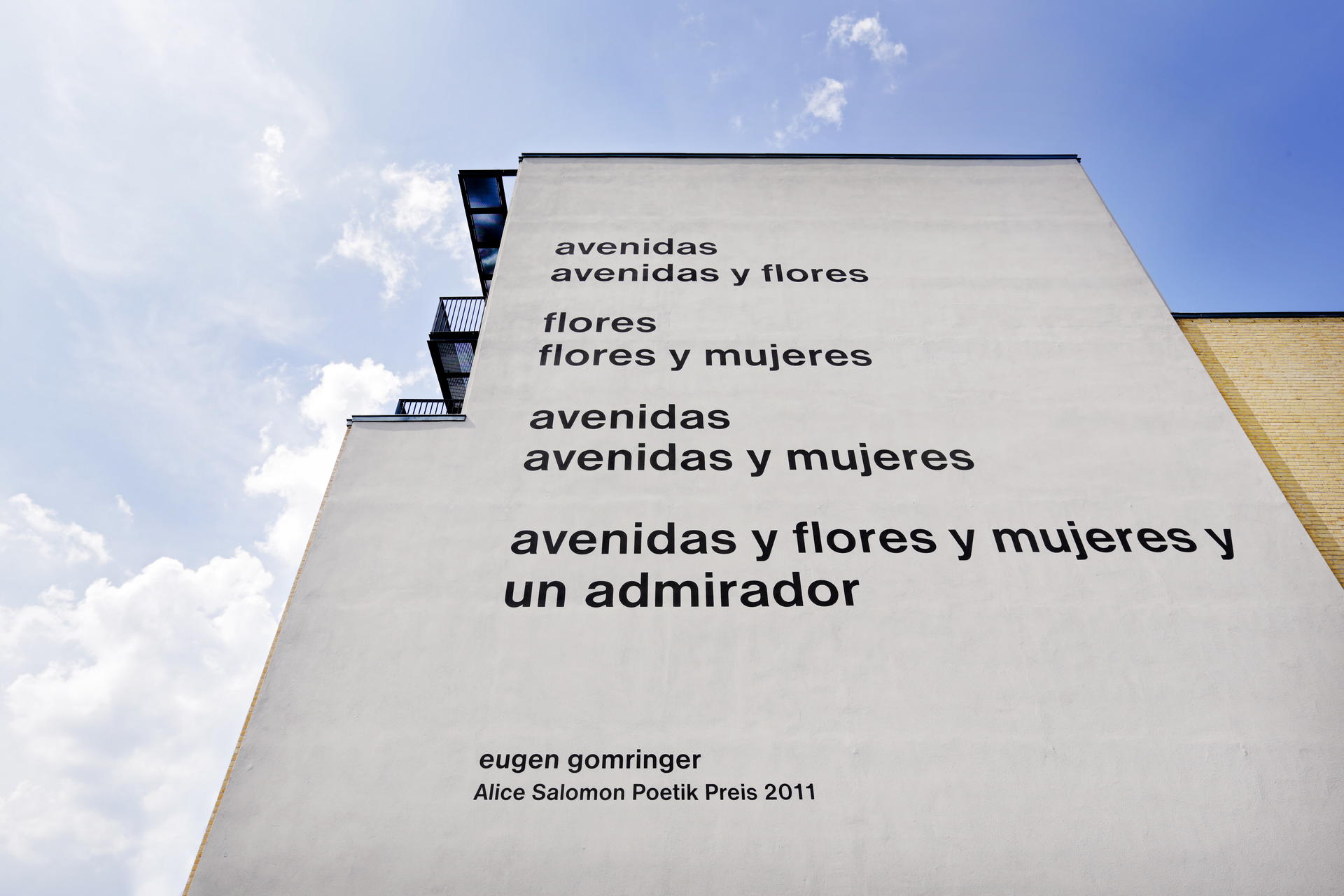Das Gedicht an der Hochschulfassade.
