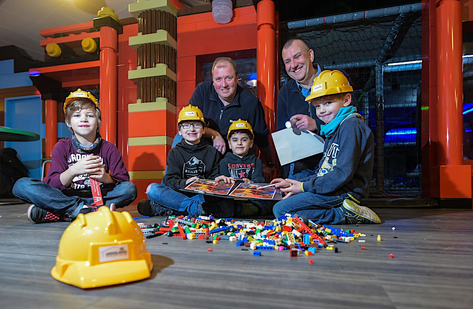 Die Prüf-Ingenieure Dirk Sagert und Jochen Beutler vom TÜV checken mit den Kids Ciu (v. l.), Santiago, Luca und Tina  die neue Legoland-Attraktion.