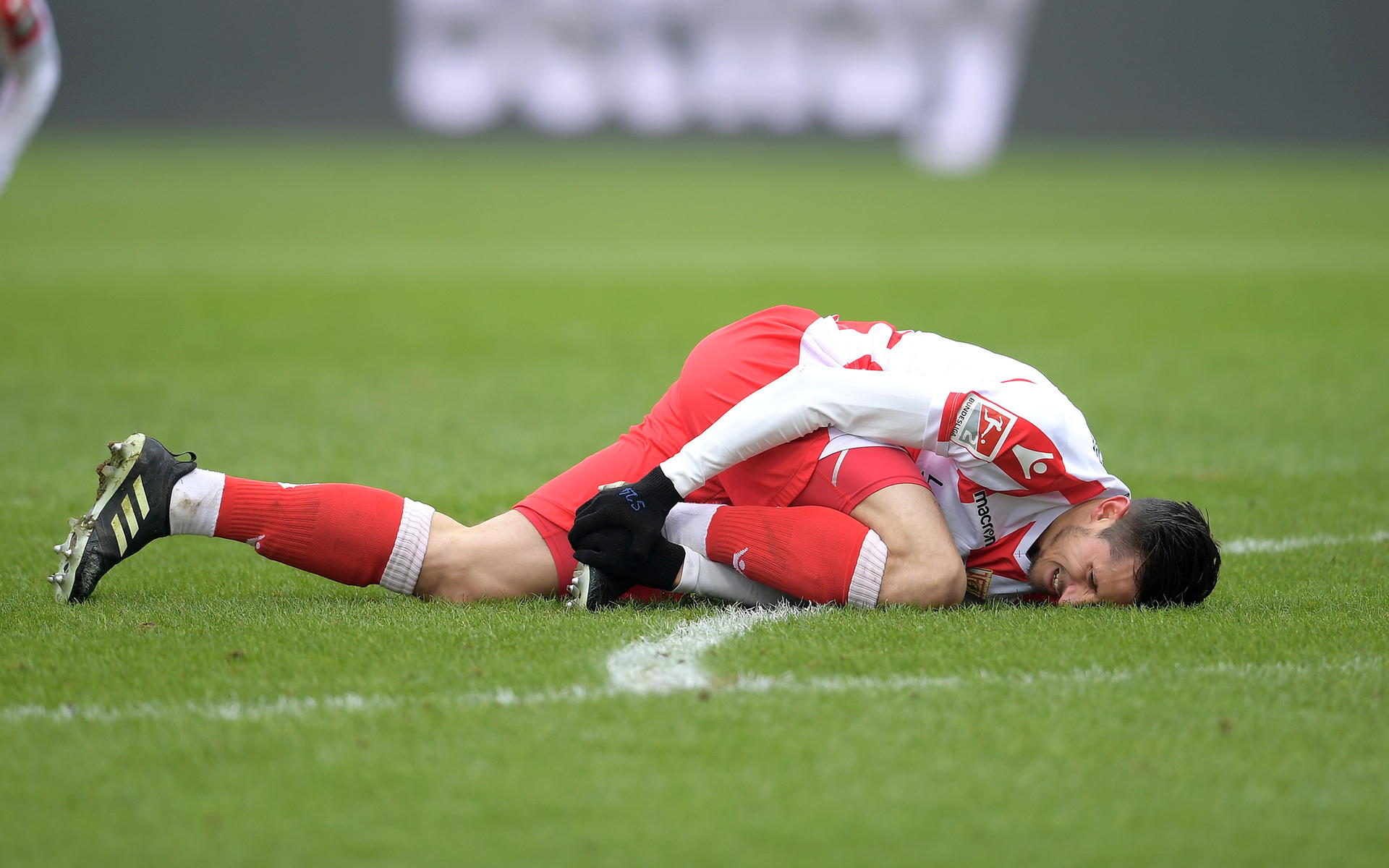 Kurzer Schockmoment: Offensiv-Allrounder Steven Skrzybski vom 1. FC Union Berlin liegt nach einem Foul mit Schmerzen am Boden. Kurz darauf die Erleichterung: Er kann weiterspielen.