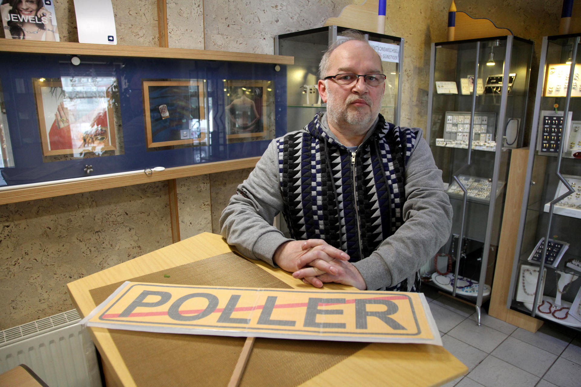 Goldschmied Dirk Schliebs hat ironische Frust-Flyer entworfen. 