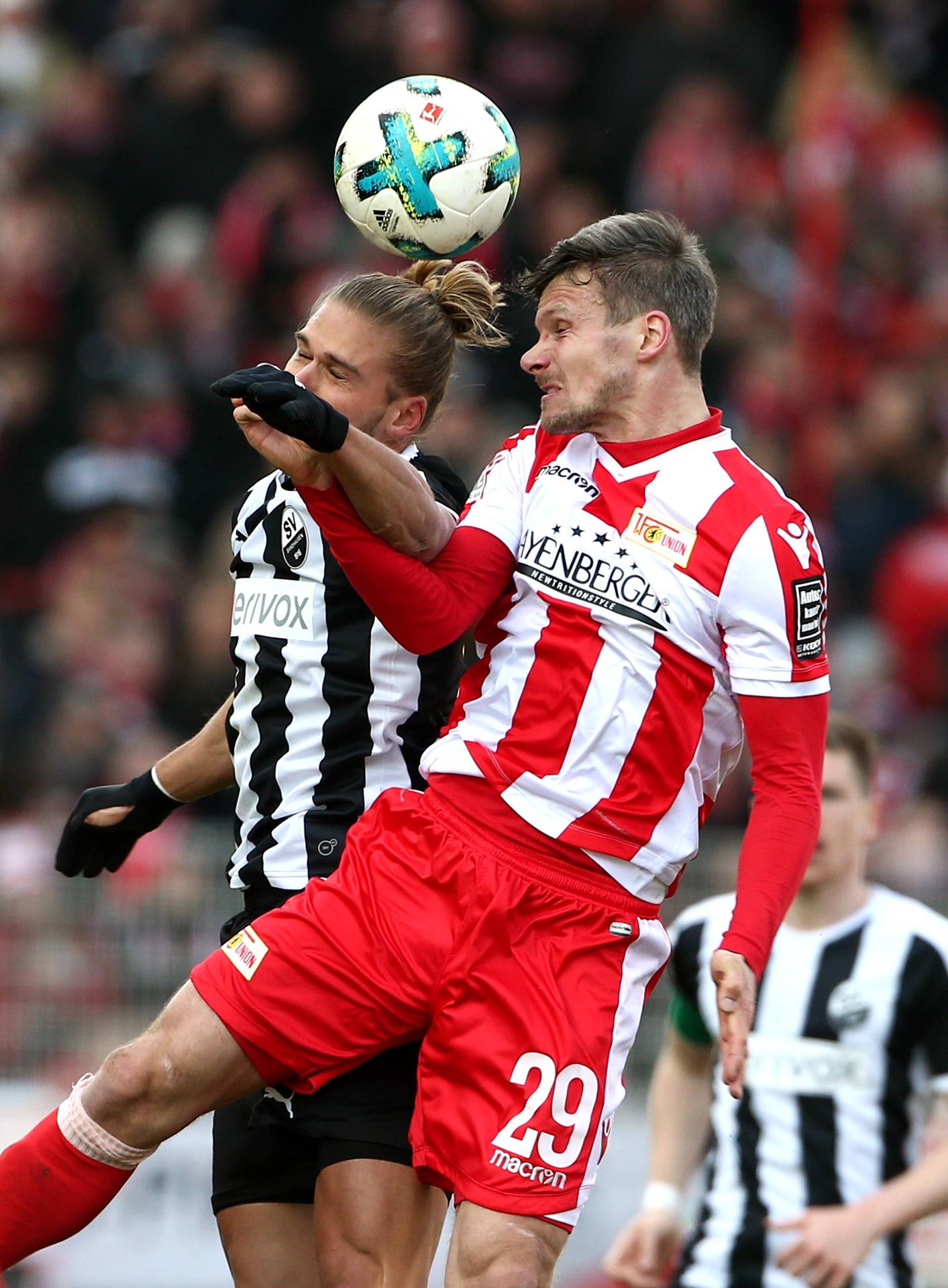 Union-Verteidiger Michael Parensen im Kopfballduell mit Sandhausens Rurik Gislason. 