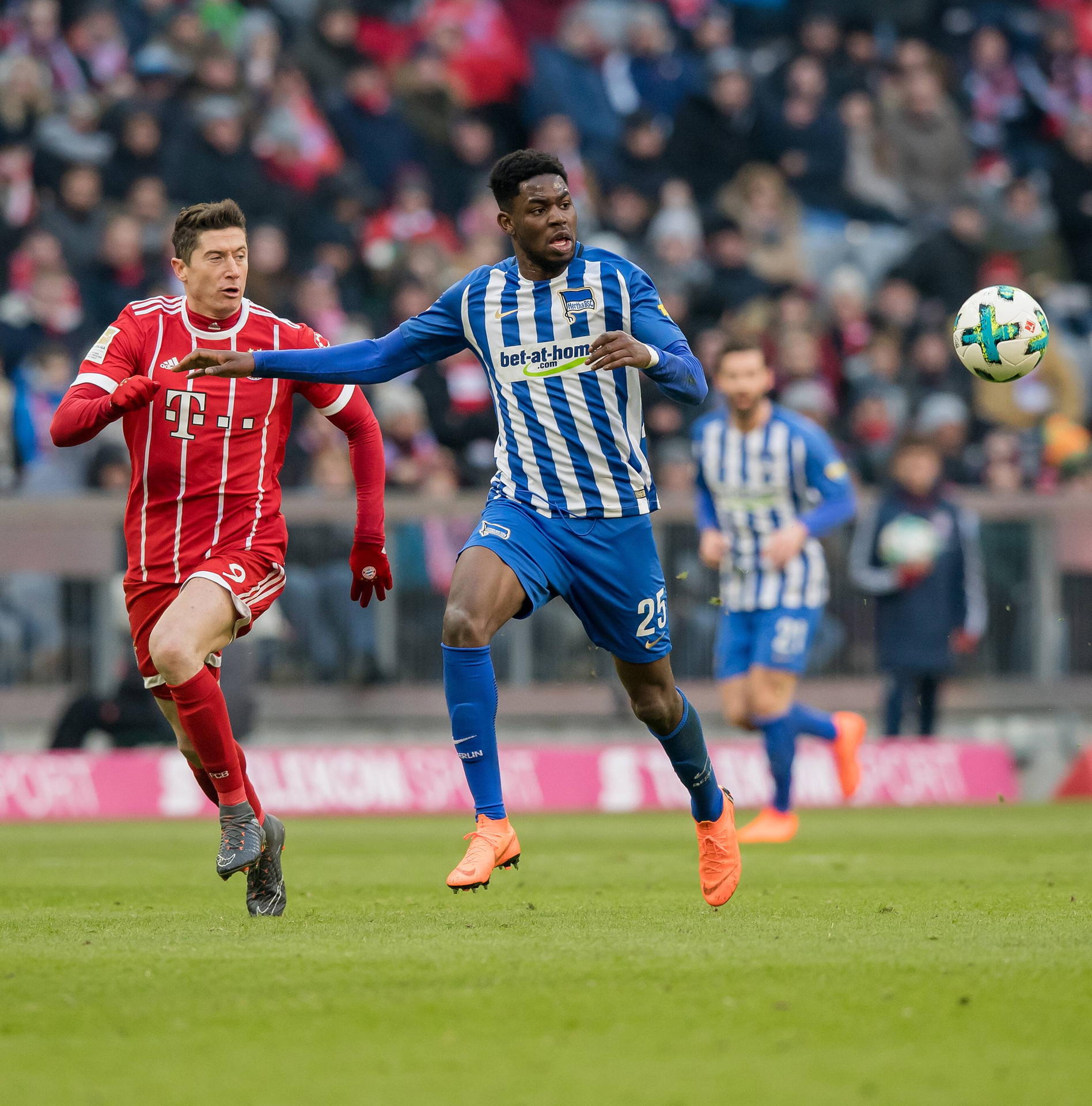 Torunarigha kocht Bayerns Lewandowski ab. 