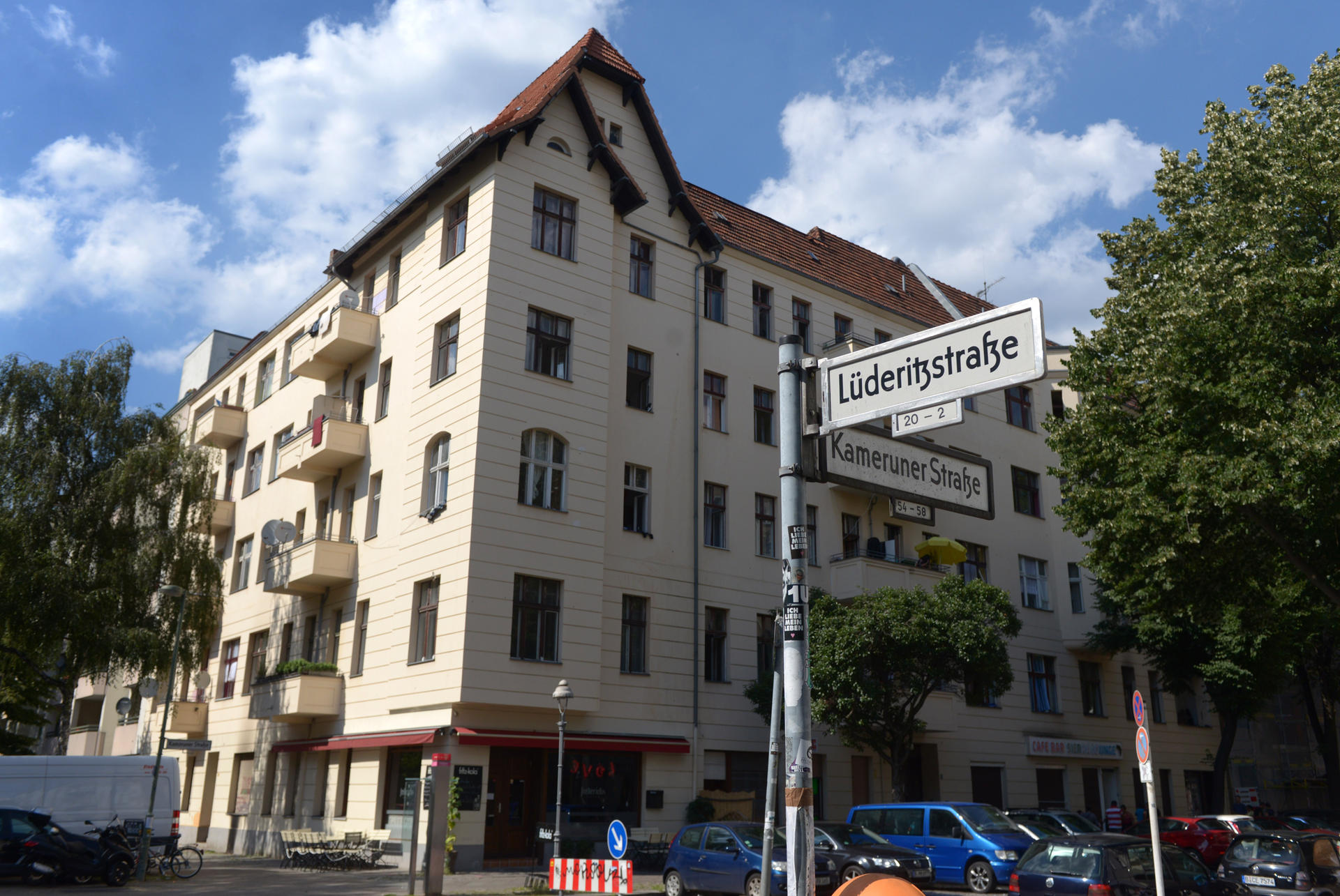 Das Haus an der Lüderitzstraße steht teilweise leer und vergammelt in Gänze. 