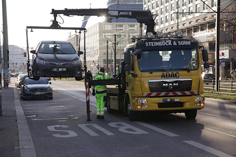 Ärgerlich, unnötig und teuer. Wer den Verkehr behindert, muss ca. 200 Euro fürs Abschleppen berappen.  