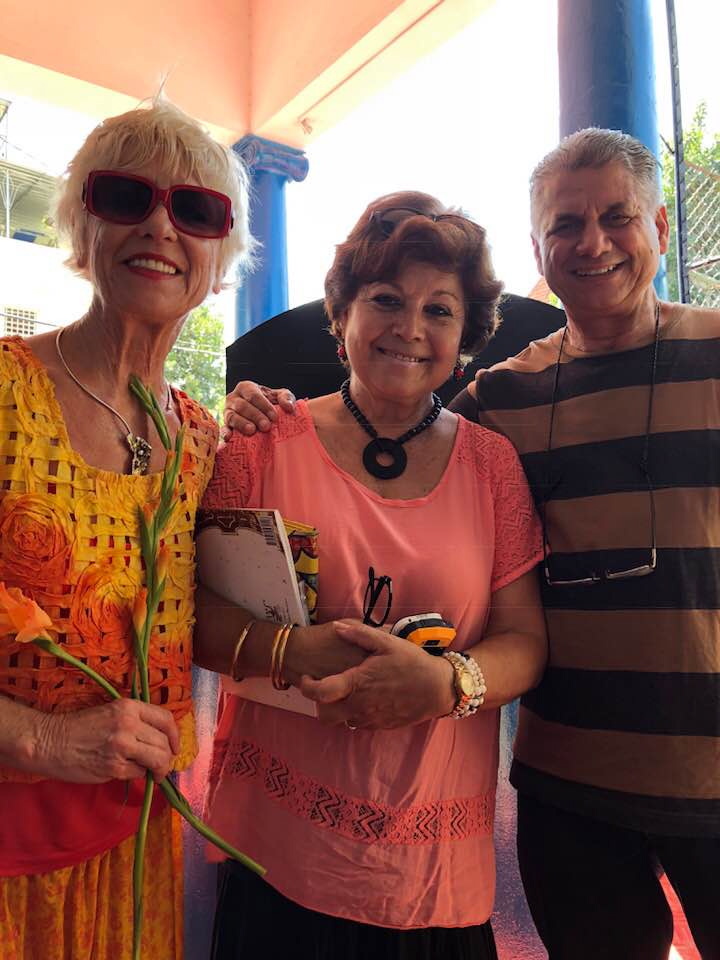 Monika Ehrhardt-Lakomy (l.) mit der Medien-Ministerin González und dem Übersetzer Jésus Irsula. 