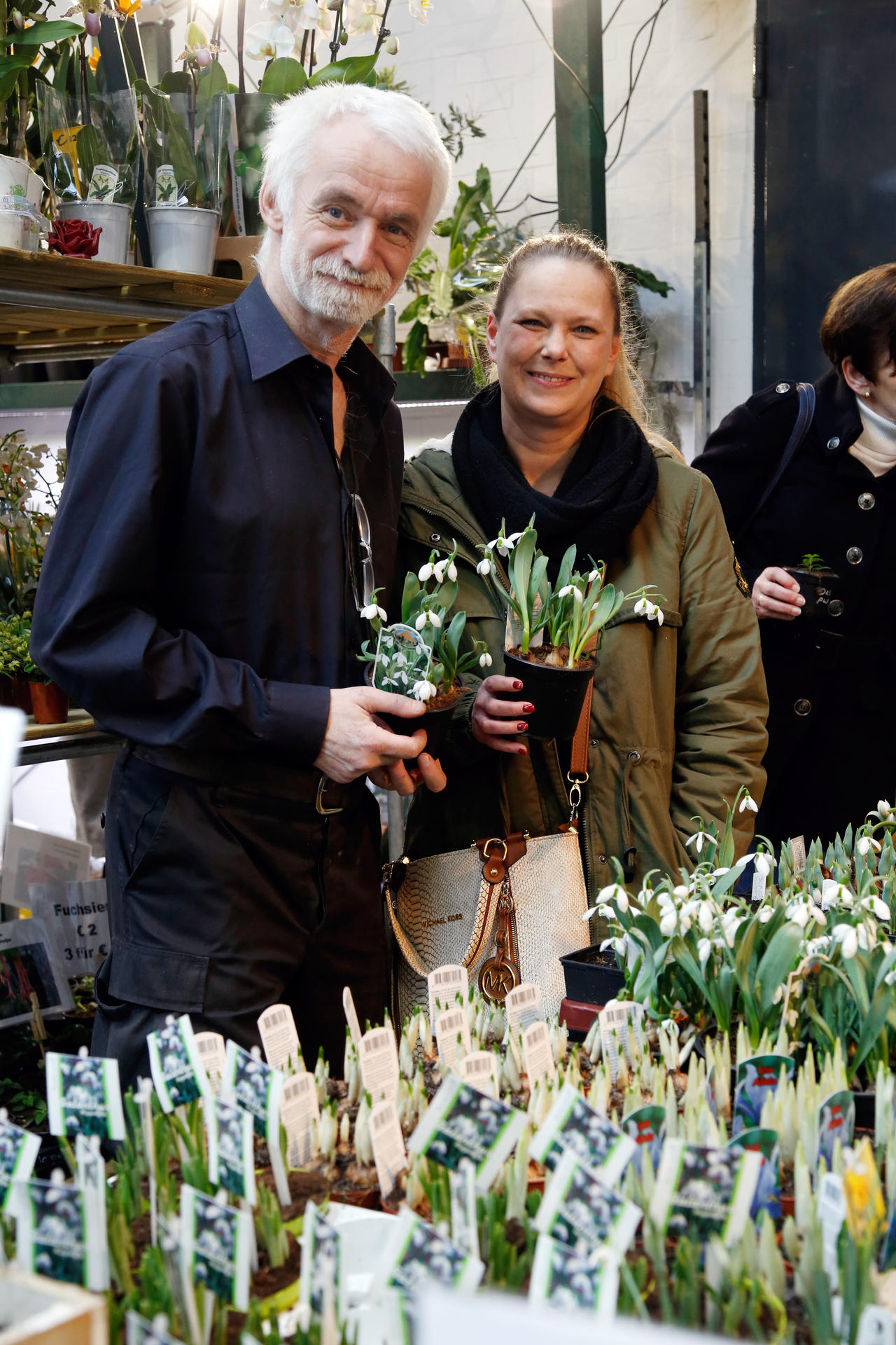 Menno van der Hoff und Kundin Nicole lieben Schneeglöckchen.
