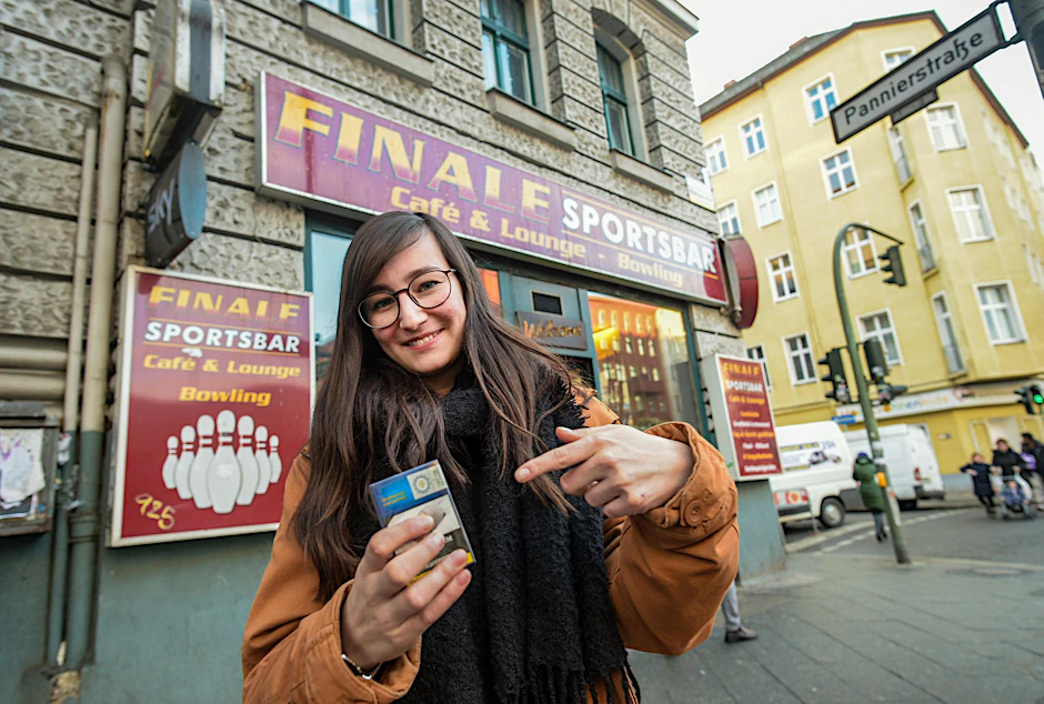 Reporterin Jessica Heyer konnte in der Sportsbar Finale ganz problemlos Kippen kaufen.