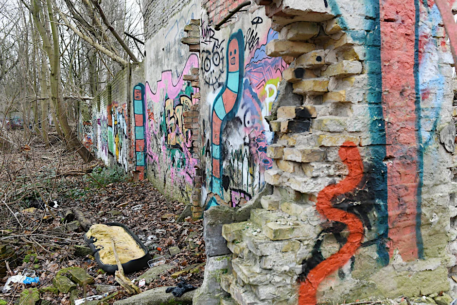 Jeden Tag kamen Neugierige und Souvenirjäger an die Ur-Mauer in Pankow. Jetzt ist das Gelände weitestgehend gesichert worden.