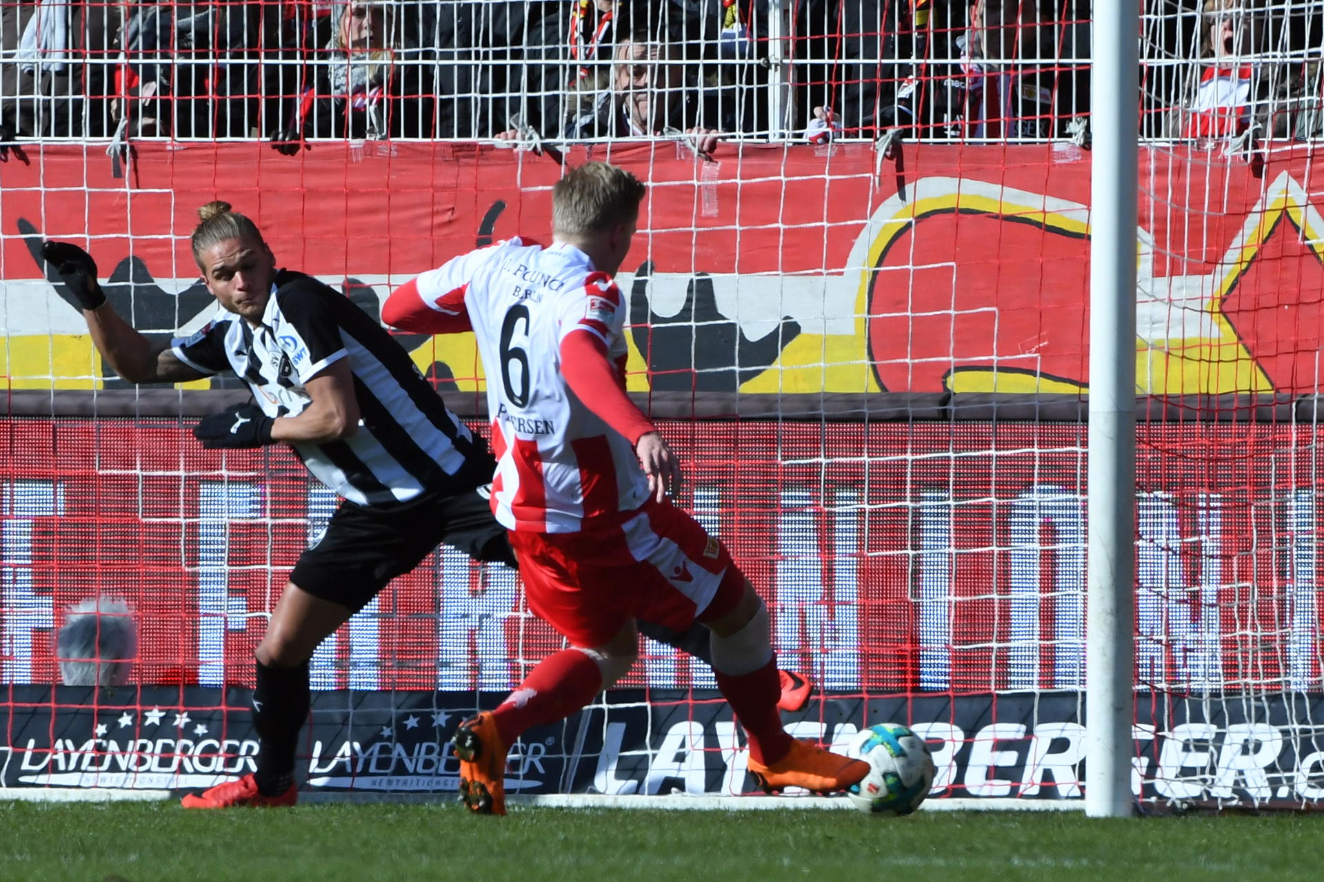 Kristian Pedersen von Union Berlin lässt dem Isländer Rudrik Gislason vom SV Sandhausen keine Chance und erzielt das Tor zum 2:0.
