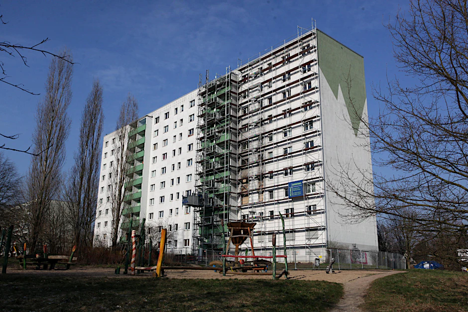 Seit dem Feuer steht das Haus leer, das vor kurzem eingerüstet wurde.
