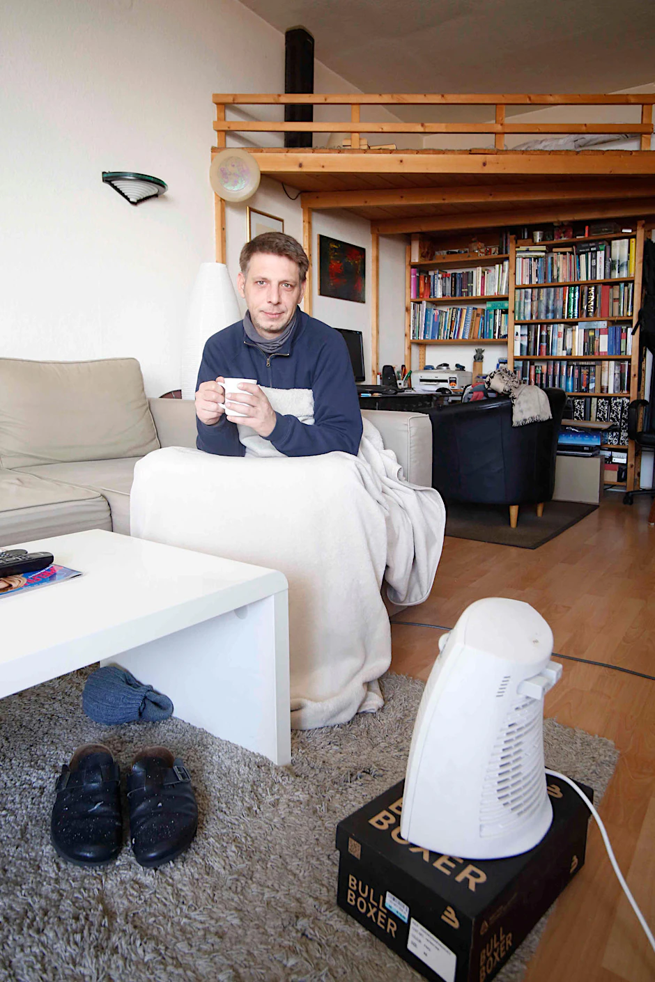 Nur mit Hilfe eines Heizlüfters ist es in David Wunders Wohnung erträglich. 