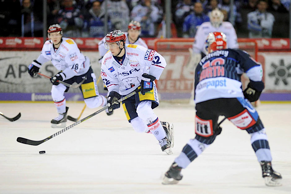 Eisbären-Stürmer Sven Ziegler macht in Schwenningen sein 200. DEL-Spiel.