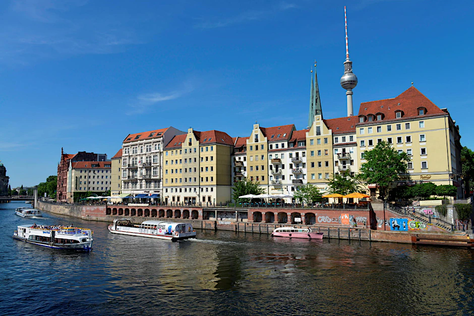 Das Nikolaiviertel liegt idyllisch an der Spree.