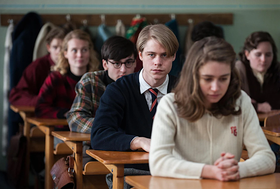 Schweigendes Klassenzimmer: Lippen zusammenpressen, Zähne zusammenbeißen – die Abiturienten sagen nichts, um der Opfer des Aufstands in Ungarn zu gedenken.