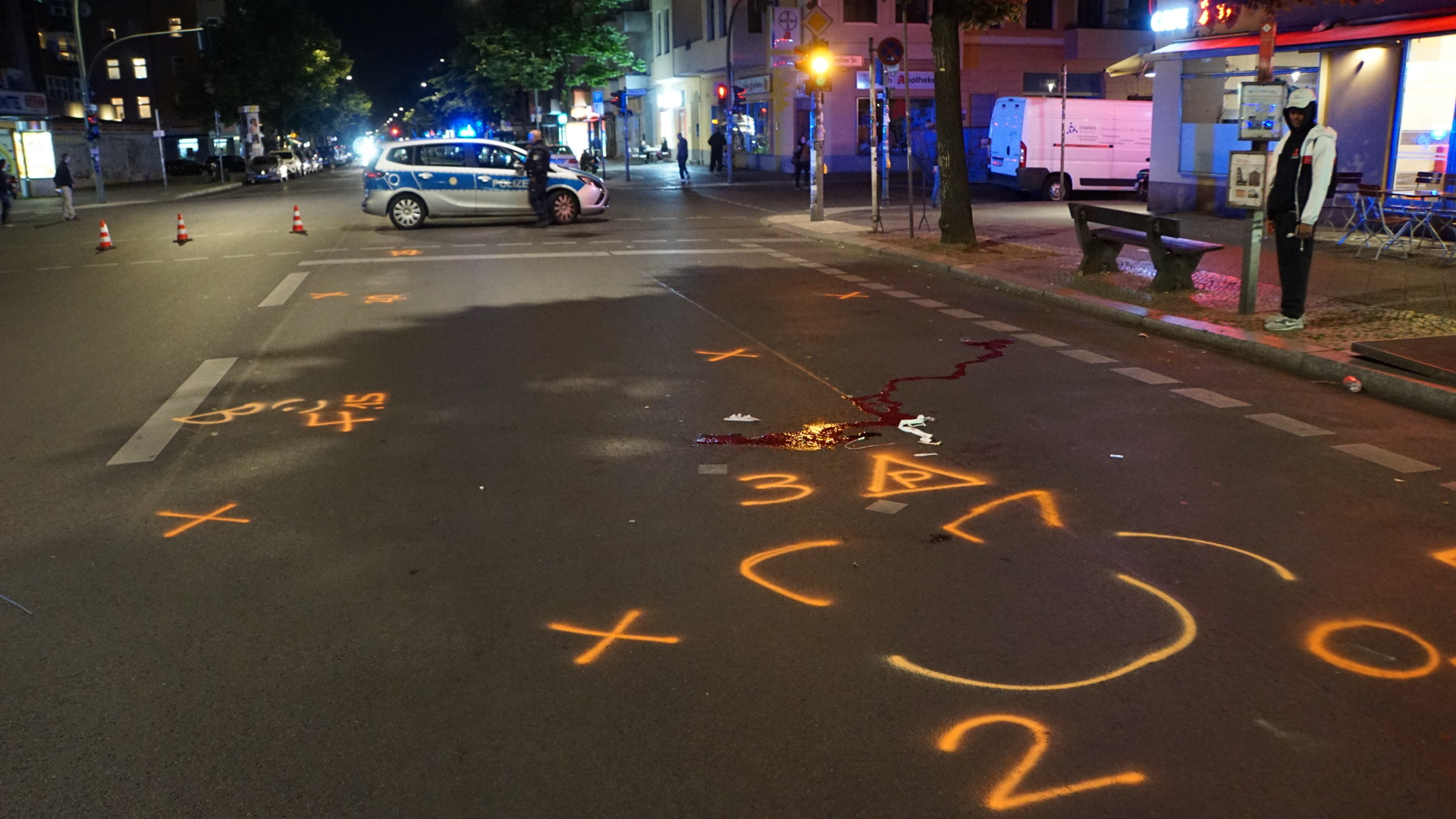 Die Blutspuren in der Hermannstraße: Der Botschaftsmitarbeiter, der den Unfall verursacht hatte, hat Berlin verlassen.