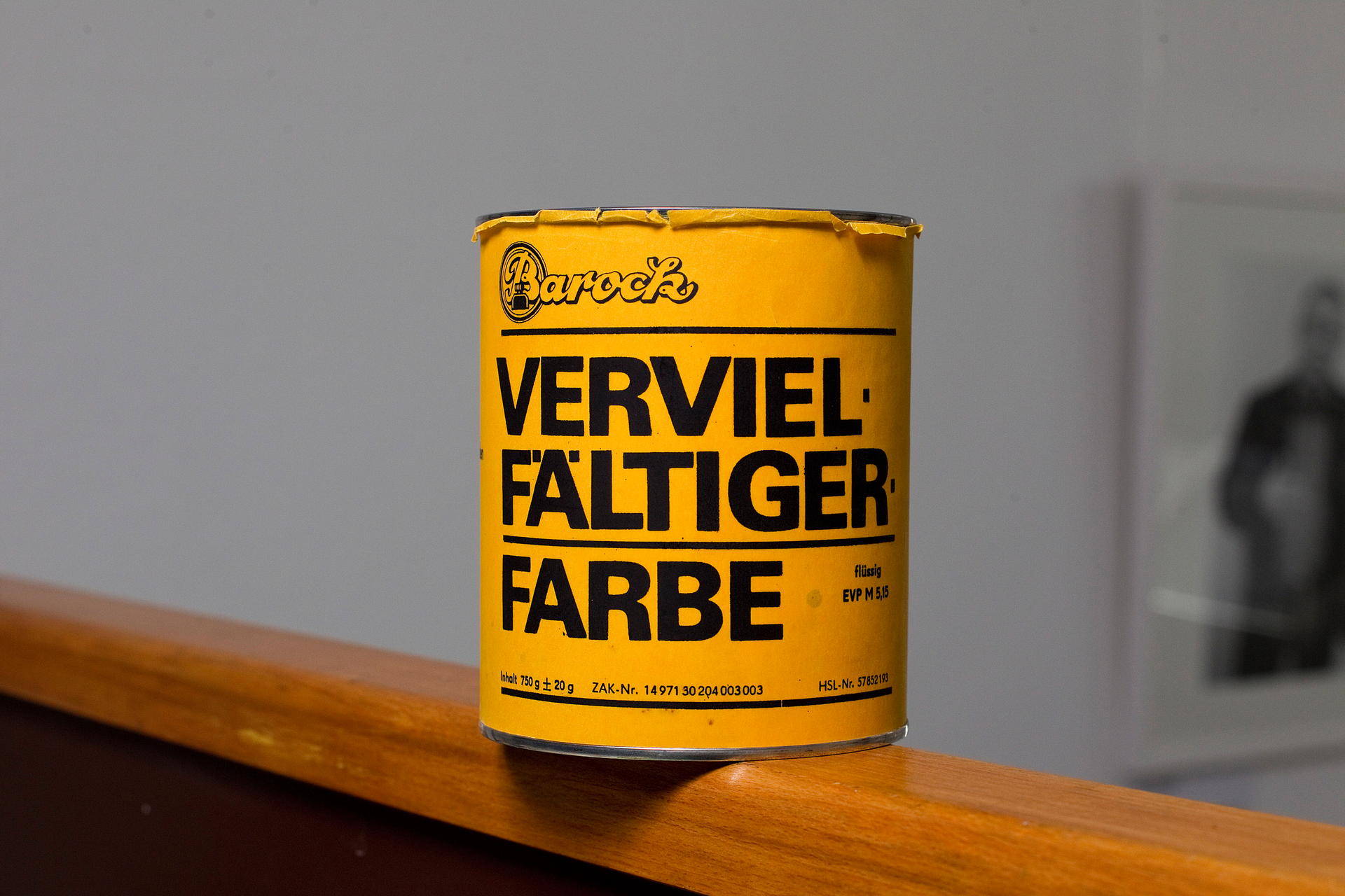 Ein banaler Farbtopf, aber ein Schatz für die Untergrund-Drucker der Umweltbibliothek: Das Produkt aus der DDR, selten zu bekommen, war für die Wachsmatrizen-Druckmaschinen zu dünnflüssig. West-Farbe, von Journalisten und Diplomaten nach Ost-Berlin geschmuggelt, war zu dick. Also wurde der Inhalt mit einem Quirl zu einer Ost-West-Mischung verrührt.