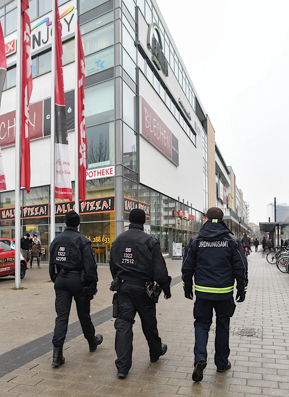 Ordnungsamt-Mitarbeiter und Polizisten haben diesen Samstag in Cottbus einiges zu tun.