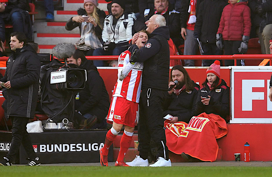 Grenzenloser Jubel bei Trainer André Hofschneider und Simon Hedlund.