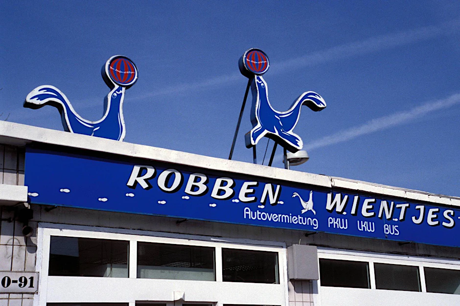 Das Markenzeichen der Autofirma ist das Firmenlogo mit der blauen Robbe.