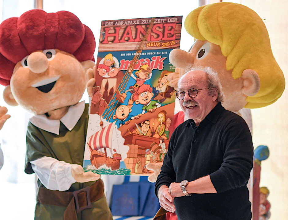 Verlagschef Klaus Schleiter (68) präsentiert die neue Ausgabe des Mosaiks-Comic mit den Abrafaxe in Berlin.