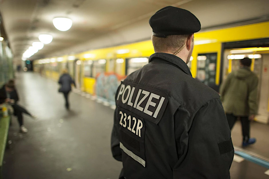 Wachsam: Ein Polizist am Bahnsteig.