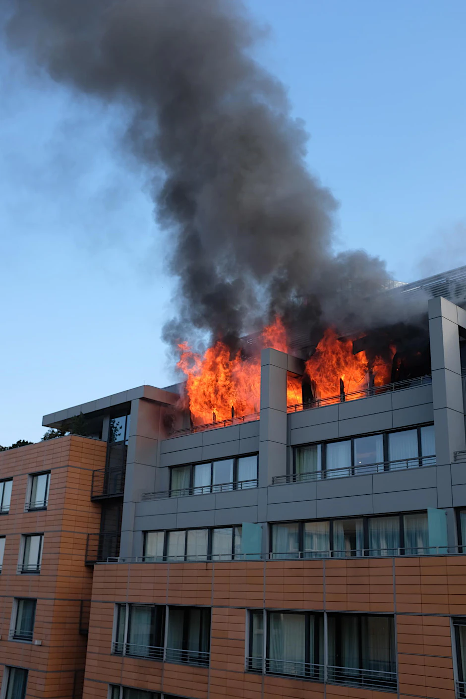 Flammen schlagen aus den Fenstern des Wellness-Bereichs im Hotel The Mandala. 