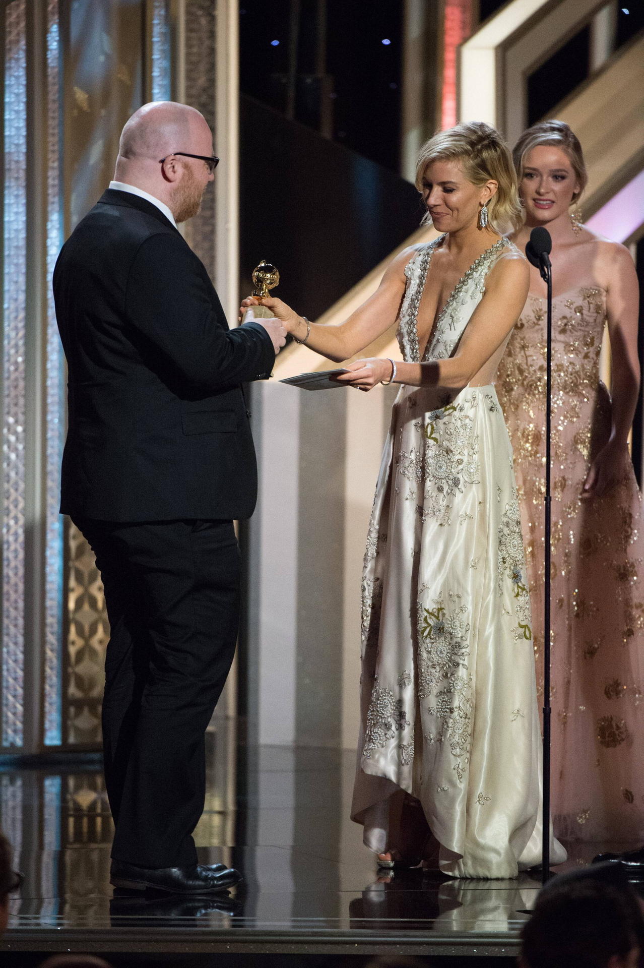 Schauspielerin Sienna Miller überreicht den Golden Globe an Jóhann Jóhannsson.