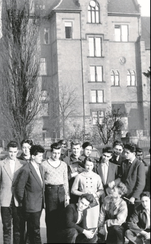 Verschworene Gemeinschaft: Ein Großteil der in der DDR in Ungnade gefallenen und nach Westdeutschland geflohenen Klasse macht 1957 in Bensheim in Hessen Abitur.