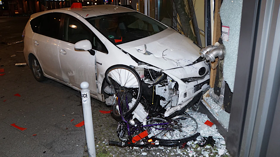 Der total zerstörte Toyota.