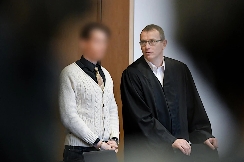 Jan G. am 2. Februar 2018 mit seinem Verteidiger vor dem Landgericht Frankfurt (Oder).