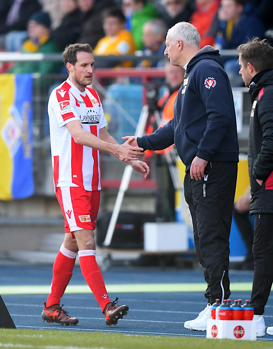 Stephan Fürstner muss nach 35 Minuten schon mit Trainer Hofschneider abklatschen.