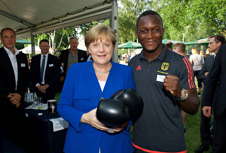 Treffen in Kienbaum: Bundeskanzlerin Angela Merkel und Abass Baraou. 